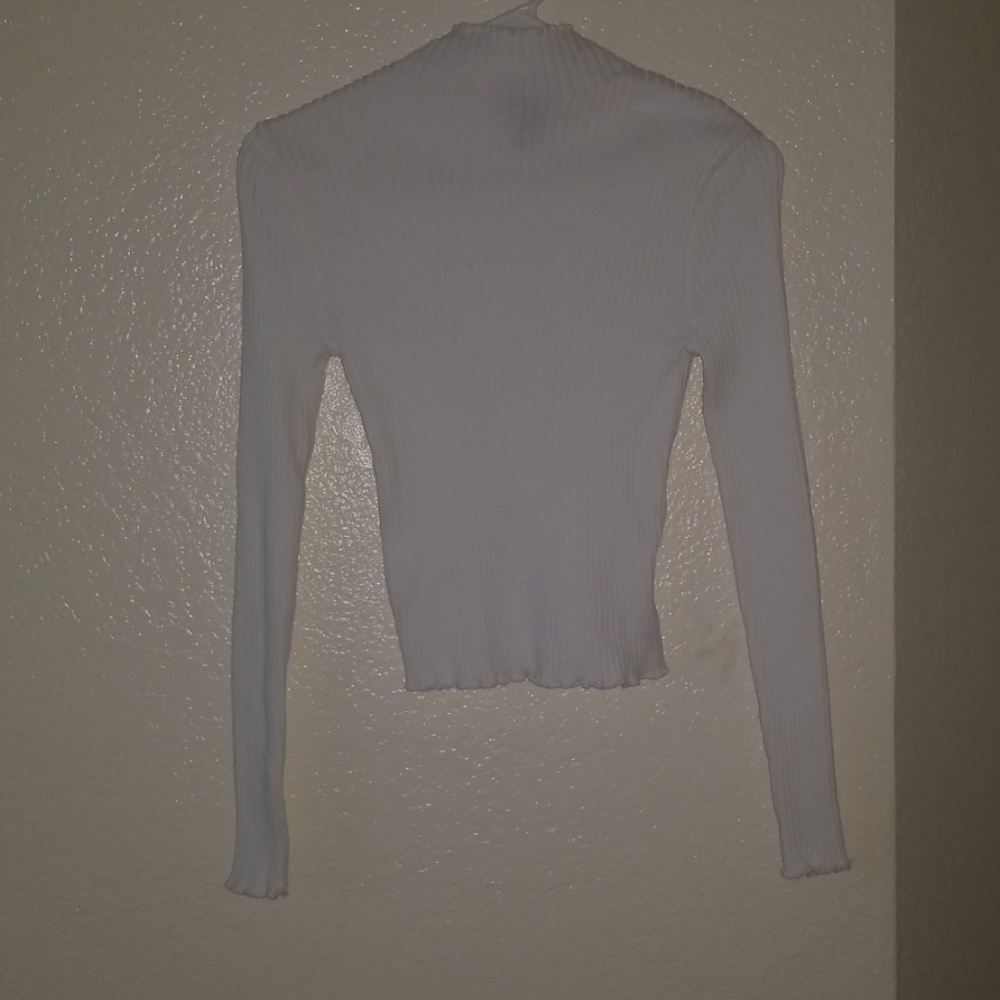 White turtleneck long sleeved shirt ribbed